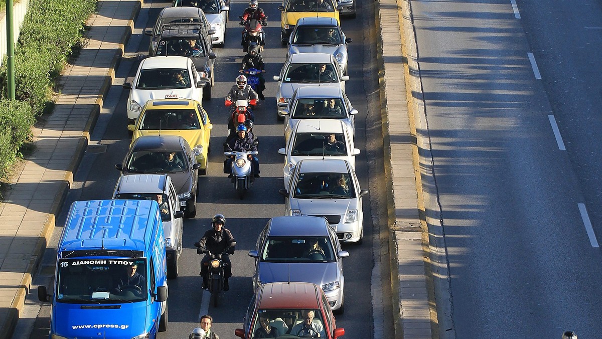 Strajki w proteście przeciwko oszczędnościowemu programowi rządu unieruchomiły dzisiaj transport publiczny w Atenach. Nie kursują autobusy, metro, tramwaje i trolejbusy. W 24-godzinnym strajku uczestniczą też kolejarze.
Funkcjonuje natomiast żegluga promowa i komunikacja lotnicza.