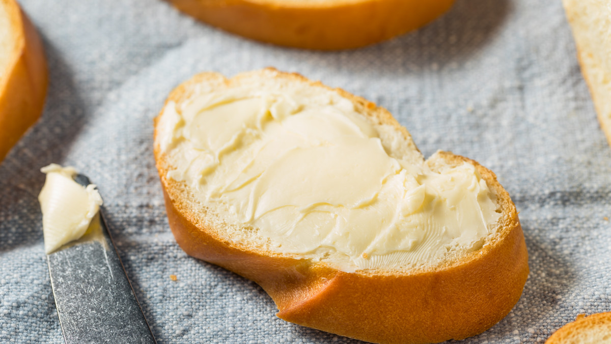 Jak łatwo rozsmarować twarde masło na chlebie? Ten trik robi robotę