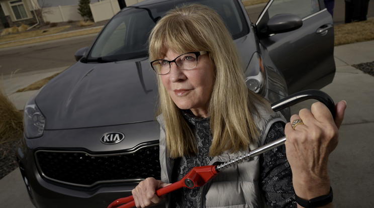 Debbie McClung áll egy kormányzárral a kezében a Kia Sportage autója előtt, 2023. március 14-én. McClung autóját a közelmúltban kétszer is ellopták. / Fotó: Getty Images