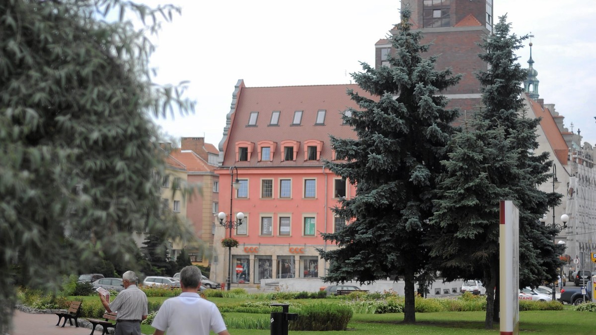 W ciągu 8 lat na trzech działkach w ścisłym centrum Nysy ma powstać obiekt nawiązujący charakterem do zabudowy sprzed 1945 r. Zbuduje go firma, która wygrała ogłoszony przez gminę przetarg na wieczyste użytkowanie tego terenu.