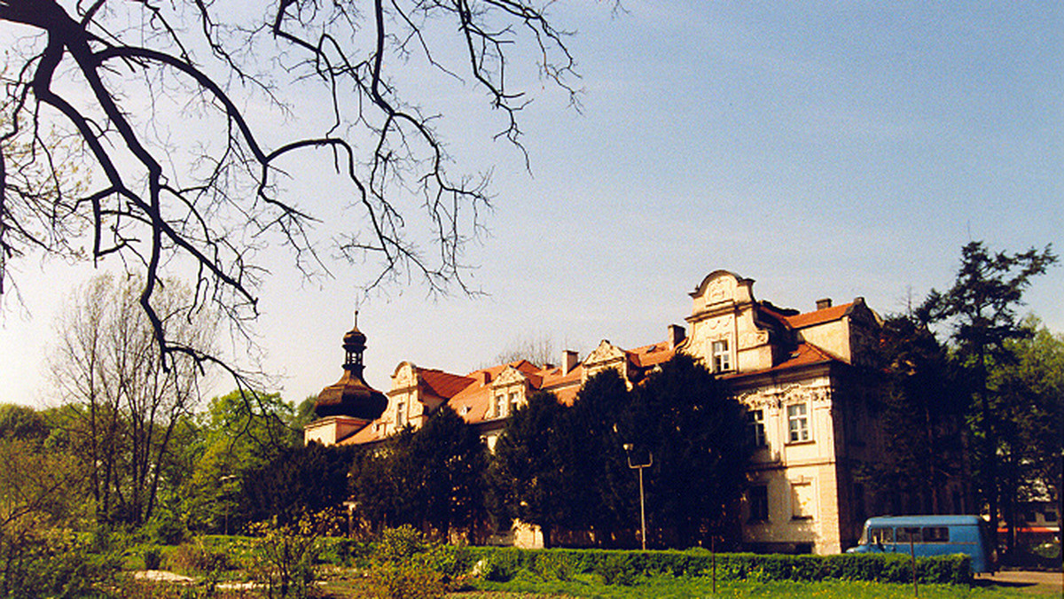 Opolskie starostwo powiatowe zamierza sprzedać zabytkowy pałac w Turawie, niedaleko Opola. W barokowym pałacu rodziny von Loewenkron, a później von Garnier, od 1949 roku był dom dziecka. Obecnie obiekt stoi pusty.
