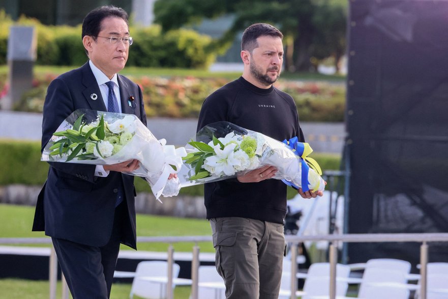 Premier Japonii Fumio Kishida i prezydent Ukrainy Wołodymyr Zełenski przygotowujący się do złożenia wieńców pod pomnikiem ofiar bomby atomowej w Hiroszimie,  21 maja 2023 r.