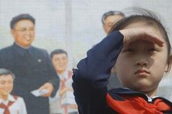 "Pod opieką wiecznego słońca": Posępna widokówka. RECENZJA