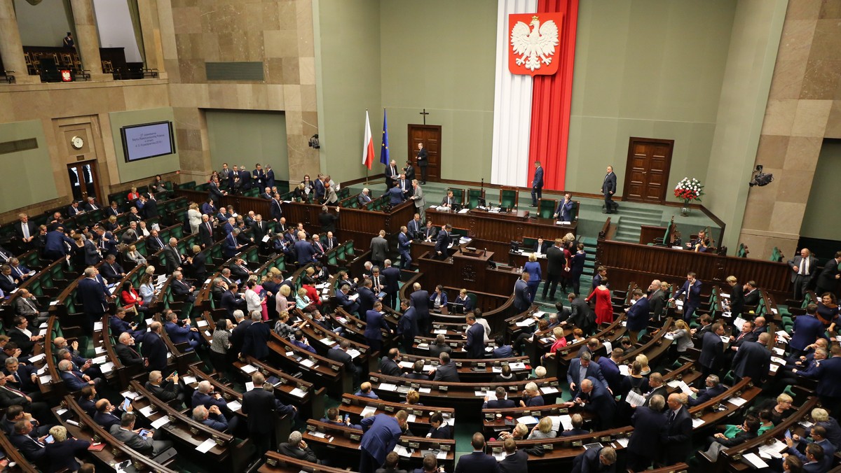 38 proc. badanych, którzy zadeklarowali udział w najbliższych wyborach, zagłosowałoby na PiS, 16 proc. na Nowoczesną, 15 proc. na PO, a na Kukiz'15 - 6 proc. - wynika z najnowszego sondażu CBOS. Pozostałe partie nie przekroczyły 5 proc. progu wyborczego.