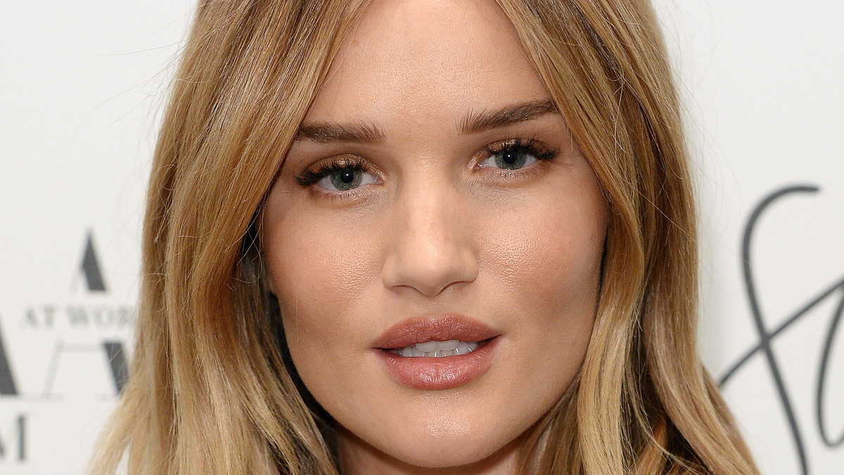 Rosie Huntington-Whiteley wygląda chyba jeszcze lepiej niż przed ciążą! Brytyjska modelka pokazała na Instagramie, jak prezentuje się jej ciało po ciąży. Jesteśmy pod ogromnym wrażeniem.