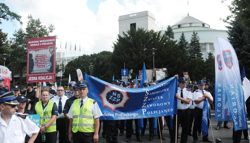 Strajk włoski w policji