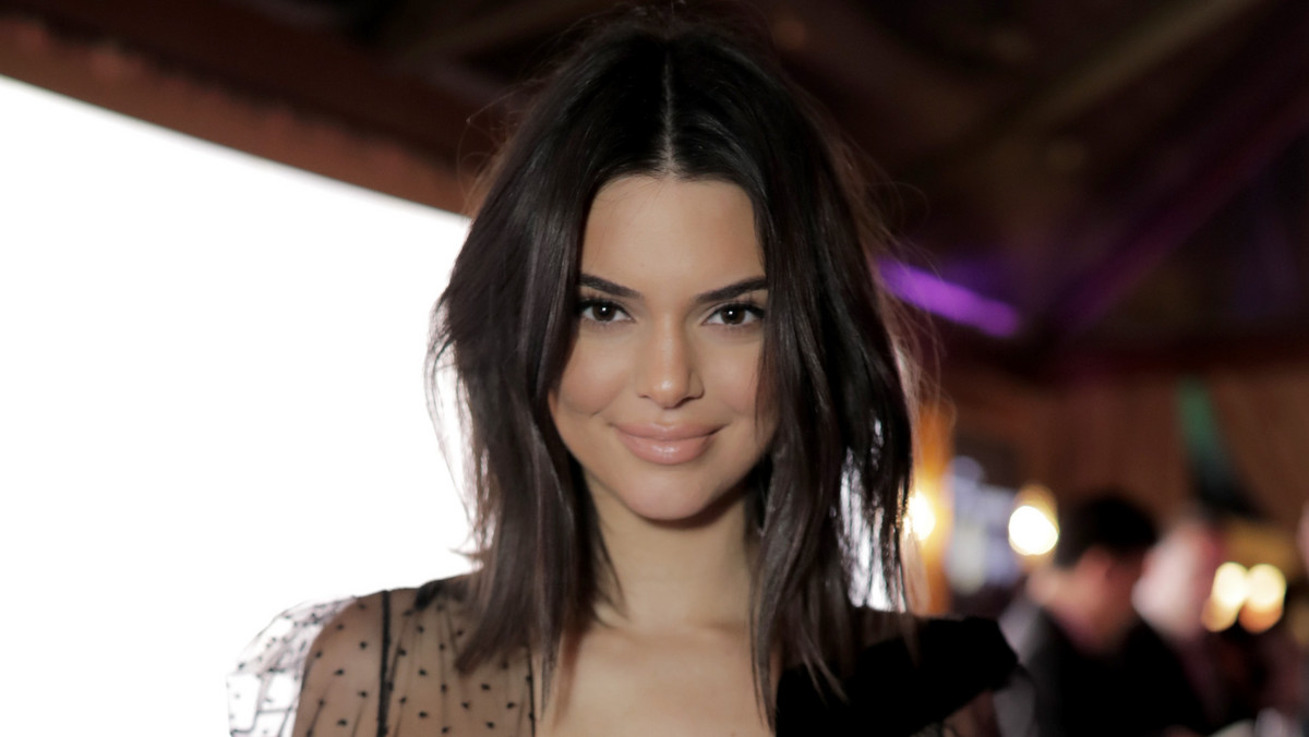 Kendall Jenner zamieściła na Instagramie swoje piękne, nagie zdjęcie. Siostra słynnej Kim nie spodziewała się jednak, że jej fani tak skrytykują fotografię. Wiele osób zauważyło pewien dziwny szczegół...