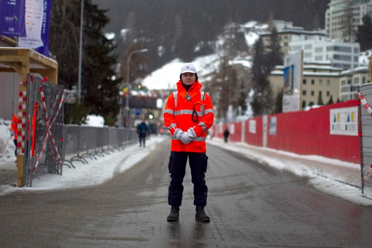 Ochroniarz przed centrum kongresowym Forum Ekonomicznego w Davos. Szwajcaria. 24. stycznia 2011 r.