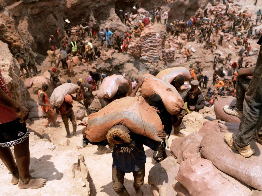 Górnicy noszą worki z rudą w kopalni rzemieślniczej Shabara w pobliżu Kolwezi 12 października 2022 r. 