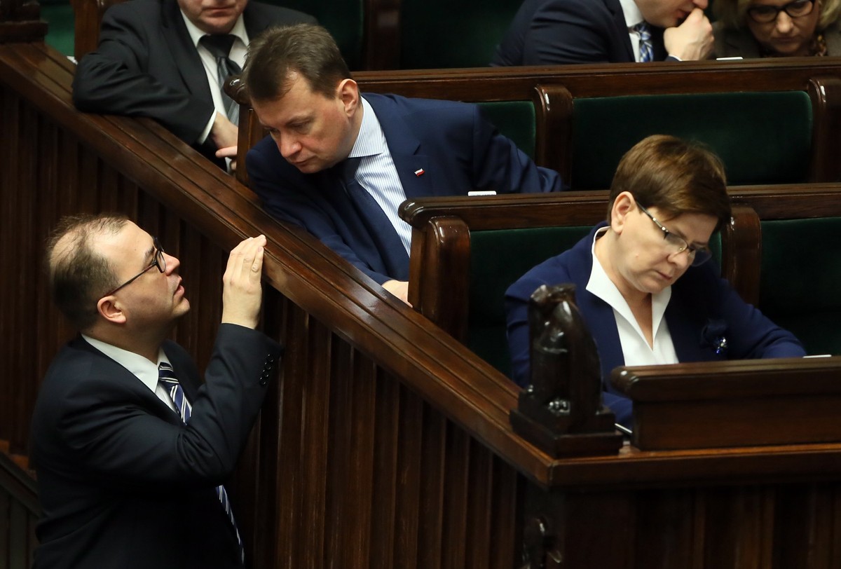 Premier Beata Szydło, minister spraw wewnętrznych Mariusz Błaszczak i poseł Andrzej Jaworski