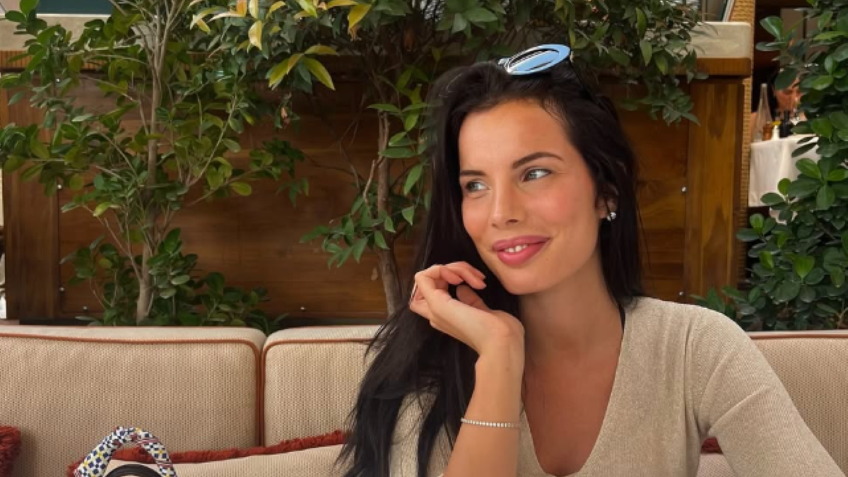 (FOTO) TEODORA BJELICA POKAZALA ĆERKU VIKTORIJU Glumica podelila kadrove iz porodičnog doma, sa bebom se igra na podu, oko njih luksuz
