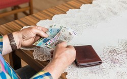 350 plus dla emerytów bez limitu dochodów. ZUS wypłaci co miesiąc ekstra dodatek