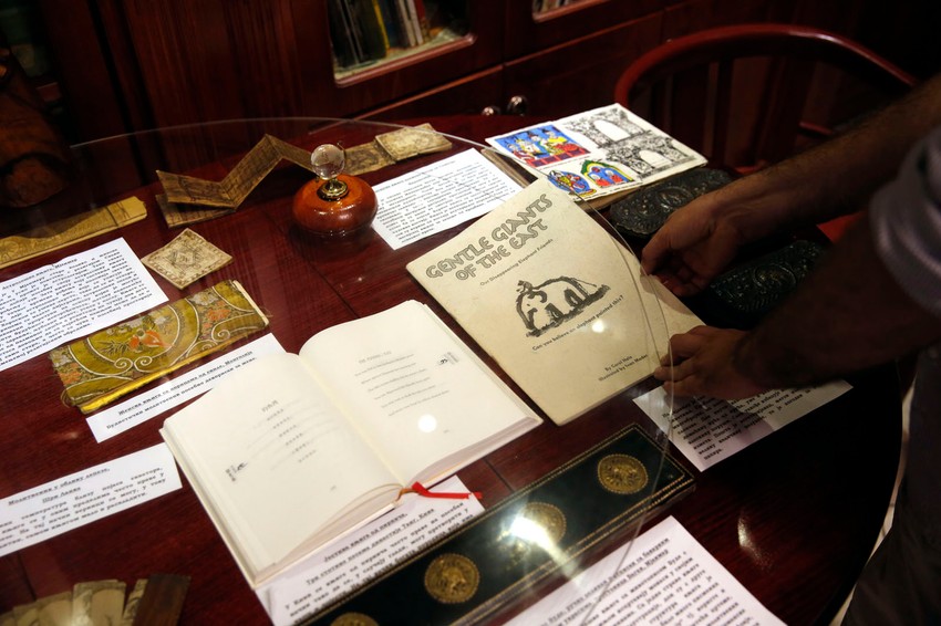 Desno je knjiga od slonovog izmeta