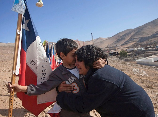 Yessica Yanez, żona przysypanego Estebana Rojasa, przytula wnuka Bryana