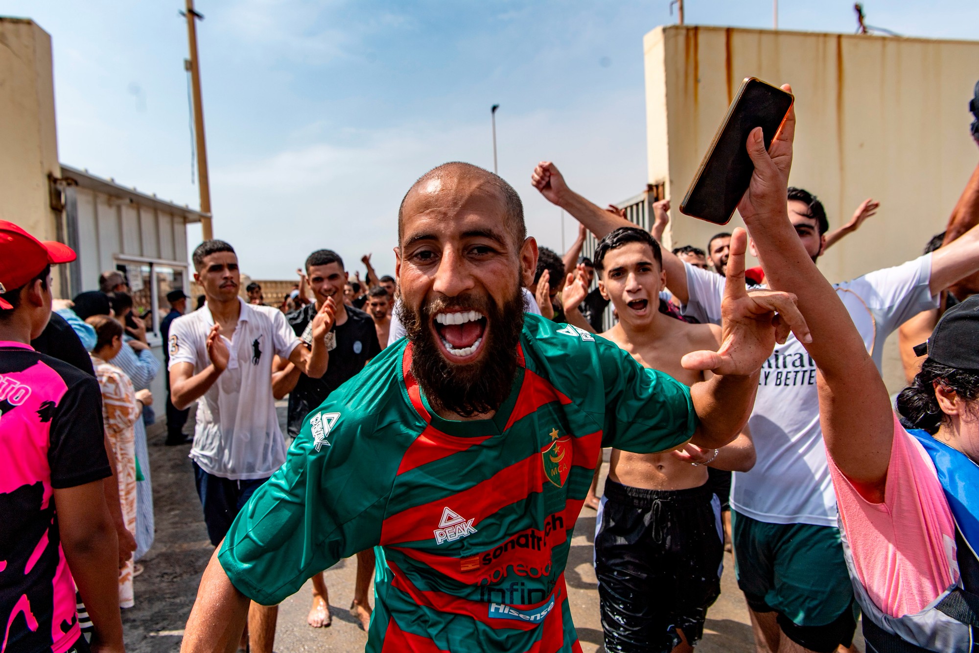 Tisíce migrantov prenikli do španielskej enklávy Ceuta. 