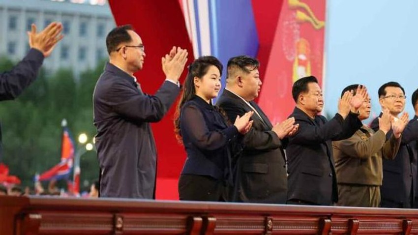 Na ceremoniji završetka stambenog kompleksa u Pjongjangu u maju 2024. godine, Kim Džu Ae je nosila bluzu providnih rukava | Foto: News1
