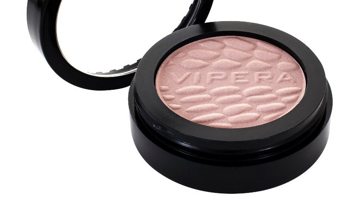 Vipera Cosmetics przedstawia rozświetlacz do twarzy Strobing Glow, który jest idealny do makijażu w stylu Strobing MakeUp. Technika strobingu to prawdziwy hit makijażowy -  umożliwia wymodelowanie rysów twarzy za pomocą gry światłem. Rozświetlacz od Vipera daje szybki i łatwy efekt konturowania twarzy - podkreśla jej naturalne walory. Właściwie stosowany aksamitny highlighter wraz z naturalnym, dziennym światłem, podkreślają naturalny blask i urodę  kobiety. Wymodelowana twarz, elastyczna i odprężona cera oraz profesjonalny, samodzielnie zrobiony mak up – to najważniejsze atuty Strobing Glow.