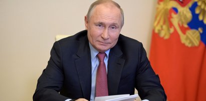 Putin zarządził tydzień wolny od pracy dla wszystkich. Zakłady produkcyjne i knajpy zamknięte, w szkołach ferie...