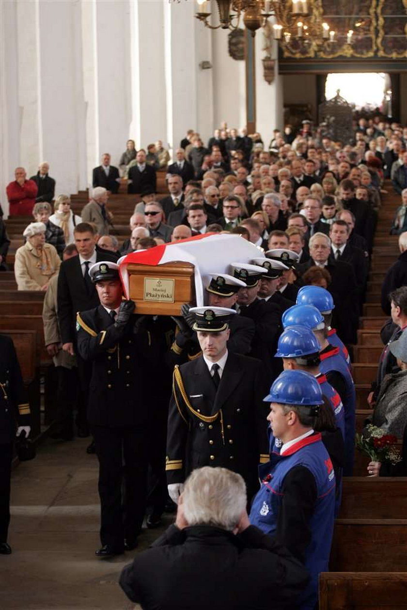 Trumna z ciałem Macieja Płażyńskiego, który zginął w katastrofie prezydenckiego samolotu pod Smoleńskiem, została przywieziona w poniedziałek do Gdańska. Najpierw karawan zatrzymał się przed siedzibą Urzędu Wojewódzkiego i Marszałkowskiego