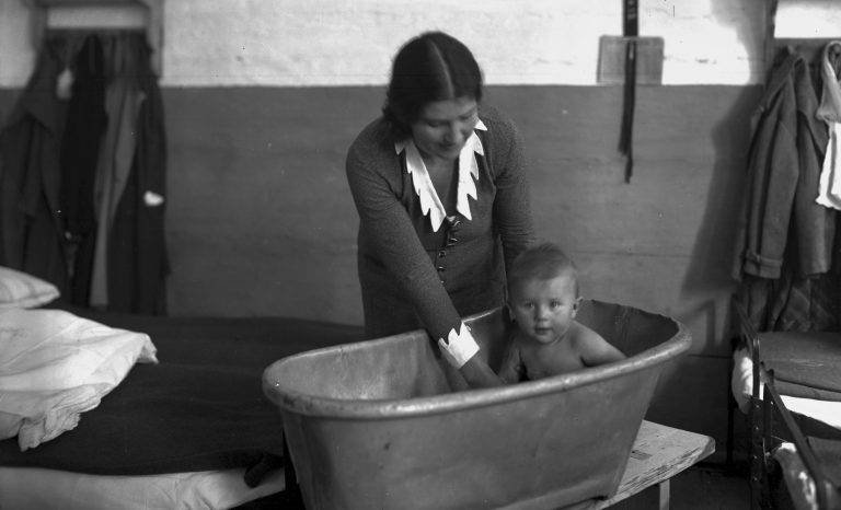 Rita Gorgonowa w celi kąpie swoją córkę Ewę