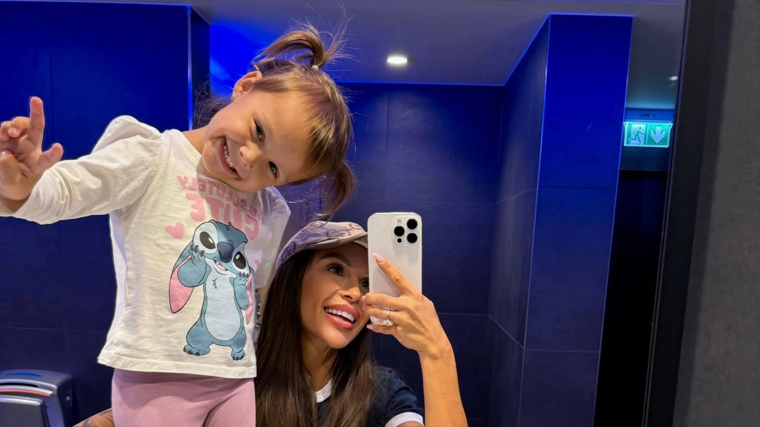 Monika Jakliová bola pred smrťou veľmi šťastná. Radosť jej robila dcérka Zora, ako aj romantický vzťah. Na prste nosila dokonca zásnubný prsteň, čo naznačuje, že išlo o niečo viac... FB/monika jakliova