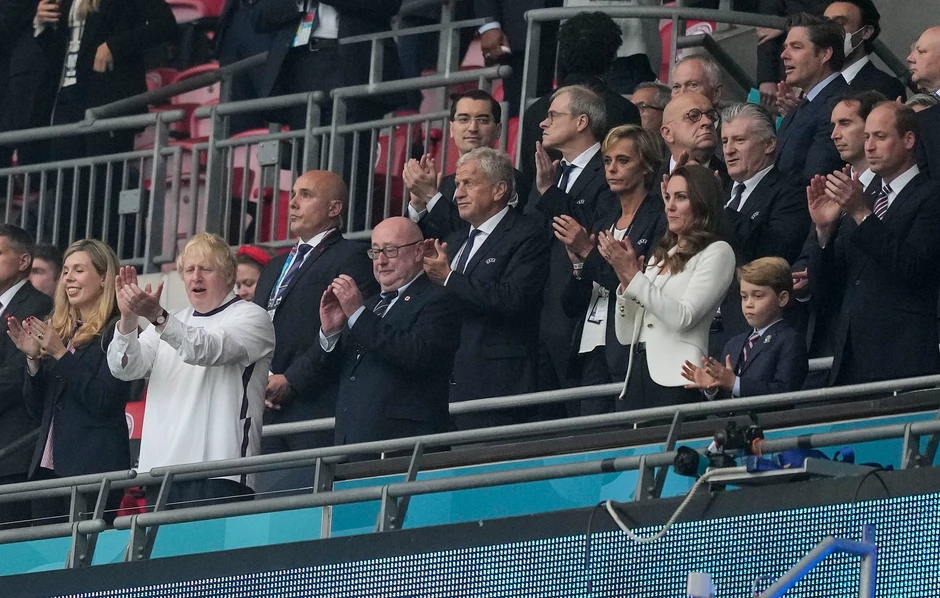 Princ Džordž sa roditeljima na utakmici Engleska-Italija