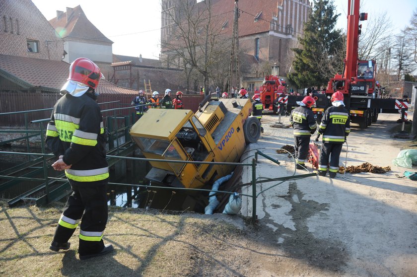 Walcem wjechał po pijaku do rzeki