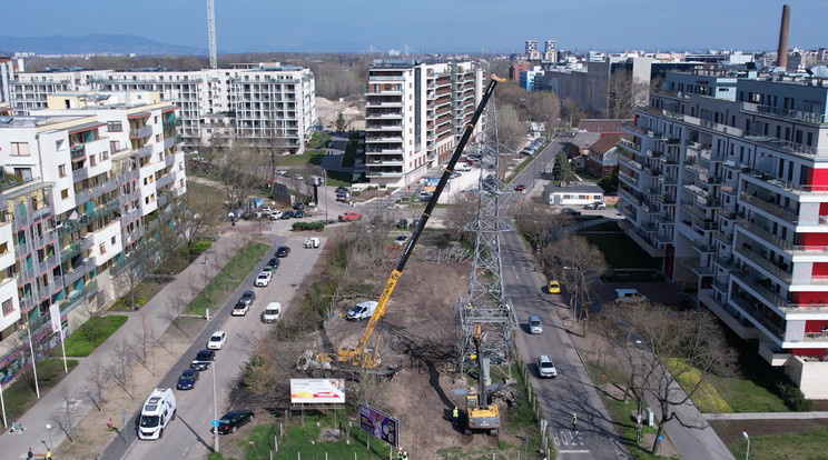 A Csavargyár utcától az Árpád hídig tartó 1,6 kilométeres oszlopsort bontja el az EON / Fotó: E.ON