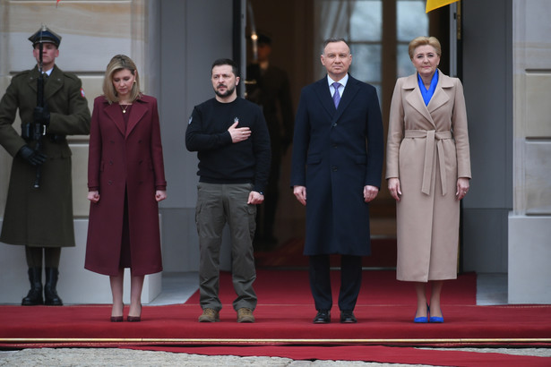 Wizyta oficjalna Prezydenta Ukrainy w Polsce. Prezydent RP Andrzej Duda (2P) z małżonką Agatą Kornhauser-Dudą (P) oraz prezydent Ukrainy Wołodymyr Zełenski (3L) z małżonką Ołeną Zełenską (2L) podczas powitania na dziedzińcu Pałacu Prezydenckiego w Warszawie,=