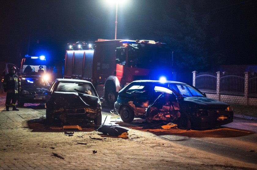 Śmierć na drodze w Łodzi. Czołowe zderzenie mazdy i skody na ulicy Chocianowickiej. Zabita, jedna osoba, trzy ranne