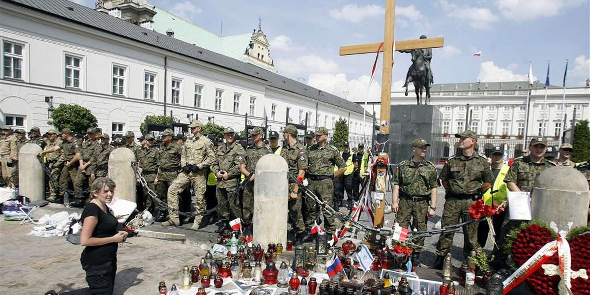 Policja usunęła obrońców krzyża