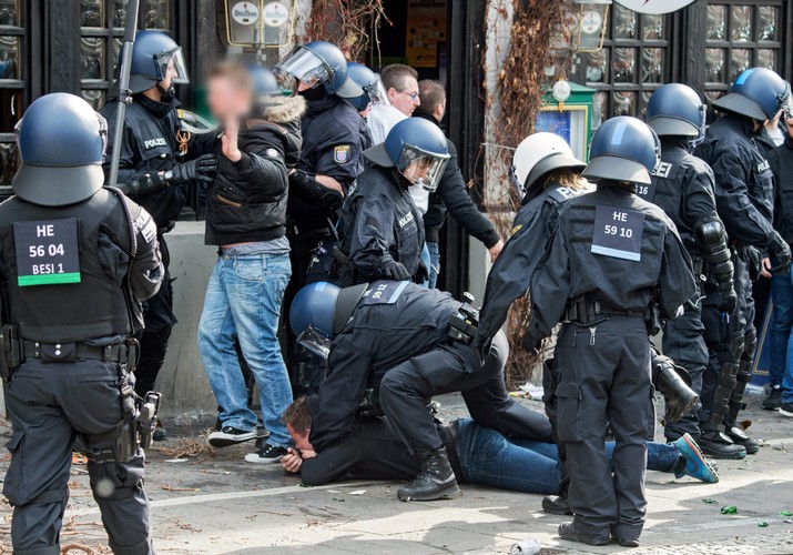 Kibice SV Darmstadt i Eintrachtu Frankfurt bili się z policją