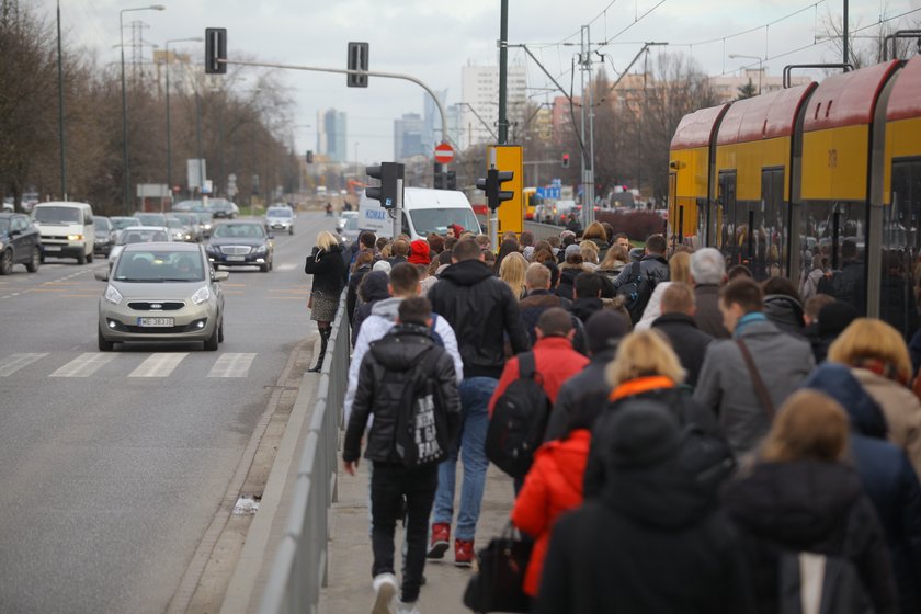 Utrudnienia na Domaniewskiej po zamknięciu jednej jezdni