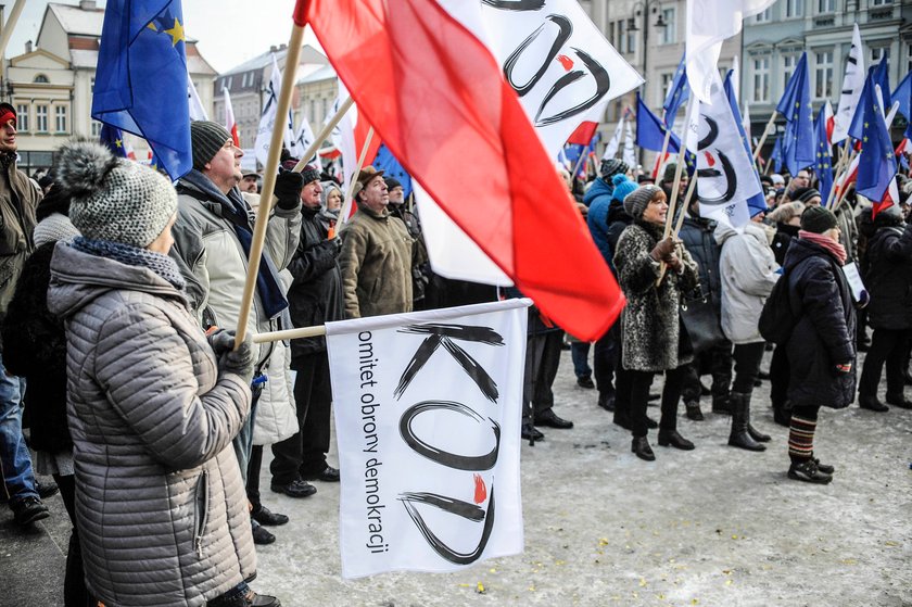 Oni wygrywają z PiS! Zaskakujący sondaż