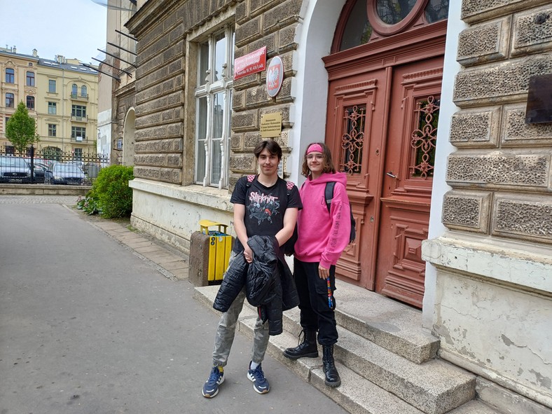 Mateusz Drewniak (od prawej) oraz Jakub Hans-Skrobiszewski, maturzyści z IV LO w Łodzi oprowadzający mnie w środę po swojej szkole