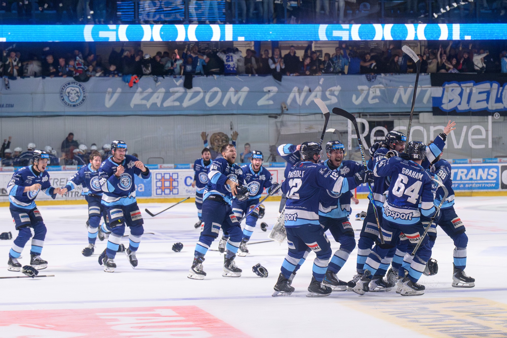 Hokejisti HK Nitra získali svoj tretí titul v najvyššej  slovenskej hokejovej súťaži.