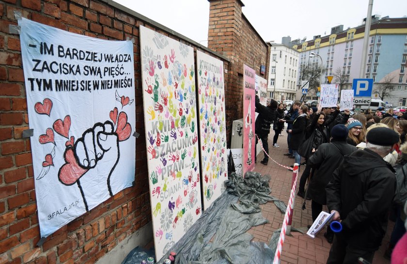 Akcja przed siedzibą PiS to jeden z elementów zorganizowanego dziś Strajku Kobiet