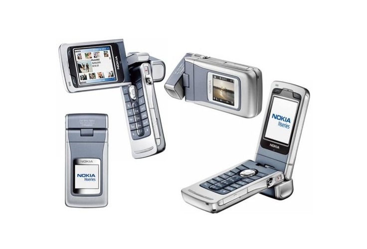 Nokia N90 to już smartfon, choć w niczym nie przypominający dzisiejszych. Miał mnóstwo obrotowych części, co pozwalało na używanie go w sposób nieco podobny do zwykłej kamery wideo. Nagrywał do dwóch godzin obrazu w niezłej jak na te czasy jakości.