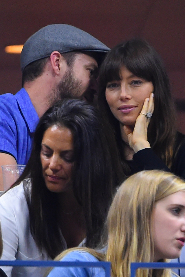 Justin Timberlake i Jessica Biel całują się na trybunach