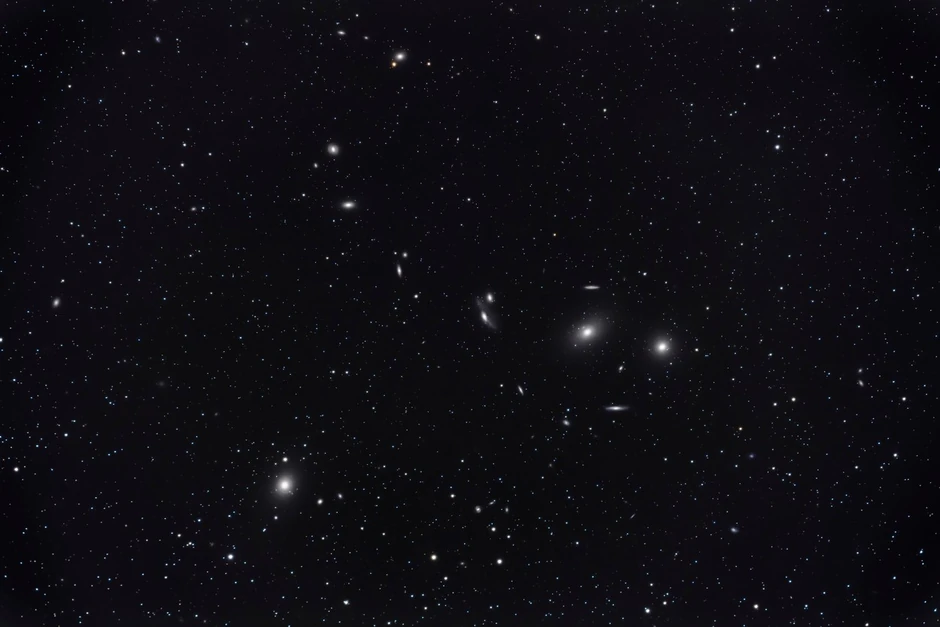 Galaksija M87 (sjajna tačka dole levo)