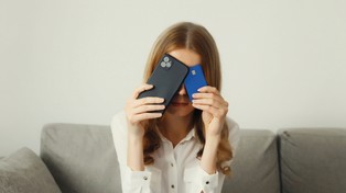 Rząd wprowadza podatek cyfrowy. Droższe zakupy, wakacje i usługi online. Polacy zapłacą za nową zachciankę fiskusa?