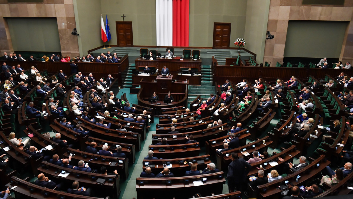 800 plus w Sejmie. Posłowie zagłosowali w sprawie nowelizacji świadczenia