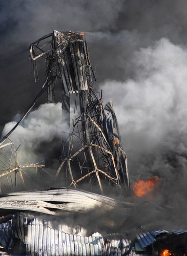 Pożar starej zajezdni autobusowej w Londynie