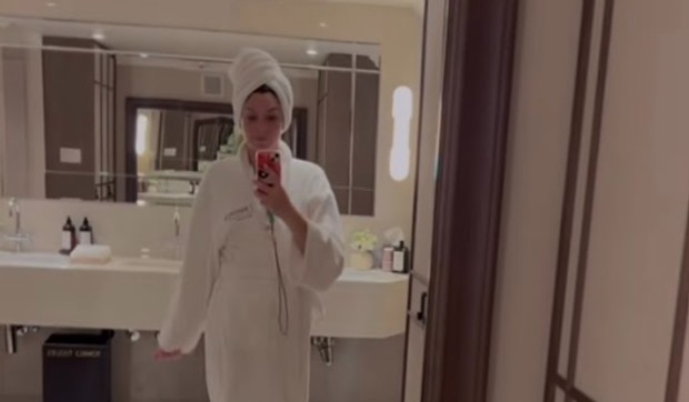 Anđela i Mihail u hotelu