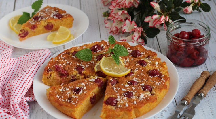 Mit süssek ma? Íme egy Meggyes kókusz-polenta torta recept. / Fotó: Ringier