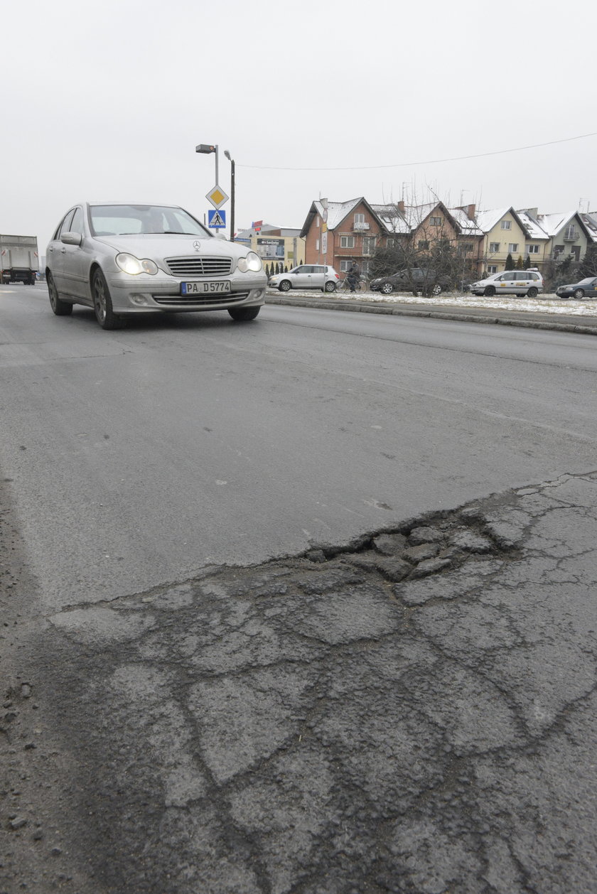 Popękany asfalt na ul. Mińskiej we Wrocławiu