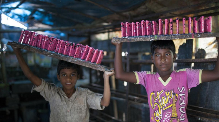 10 éves gyerekek dolgoznak egy bangladesi lufigyárban