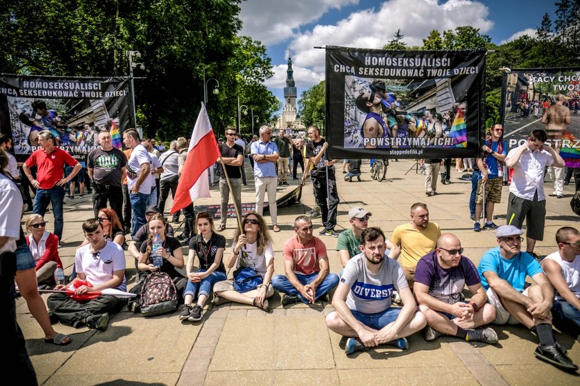 Brudziński chce ścigać gejów za orła na tęczowej fladze