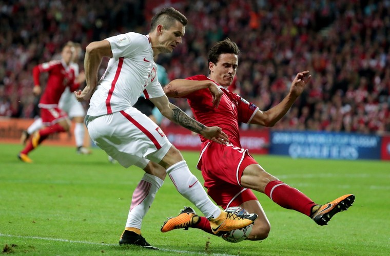 Krzysztof Mączyński (L) i Thomas Delaney (P)