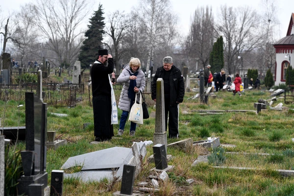 POBUSANI PONEDELJAK je Uskrs za pokojnike: Svi odlaze na groblje, a veruje se da OVE 3 stvari svako MORA DA URADI